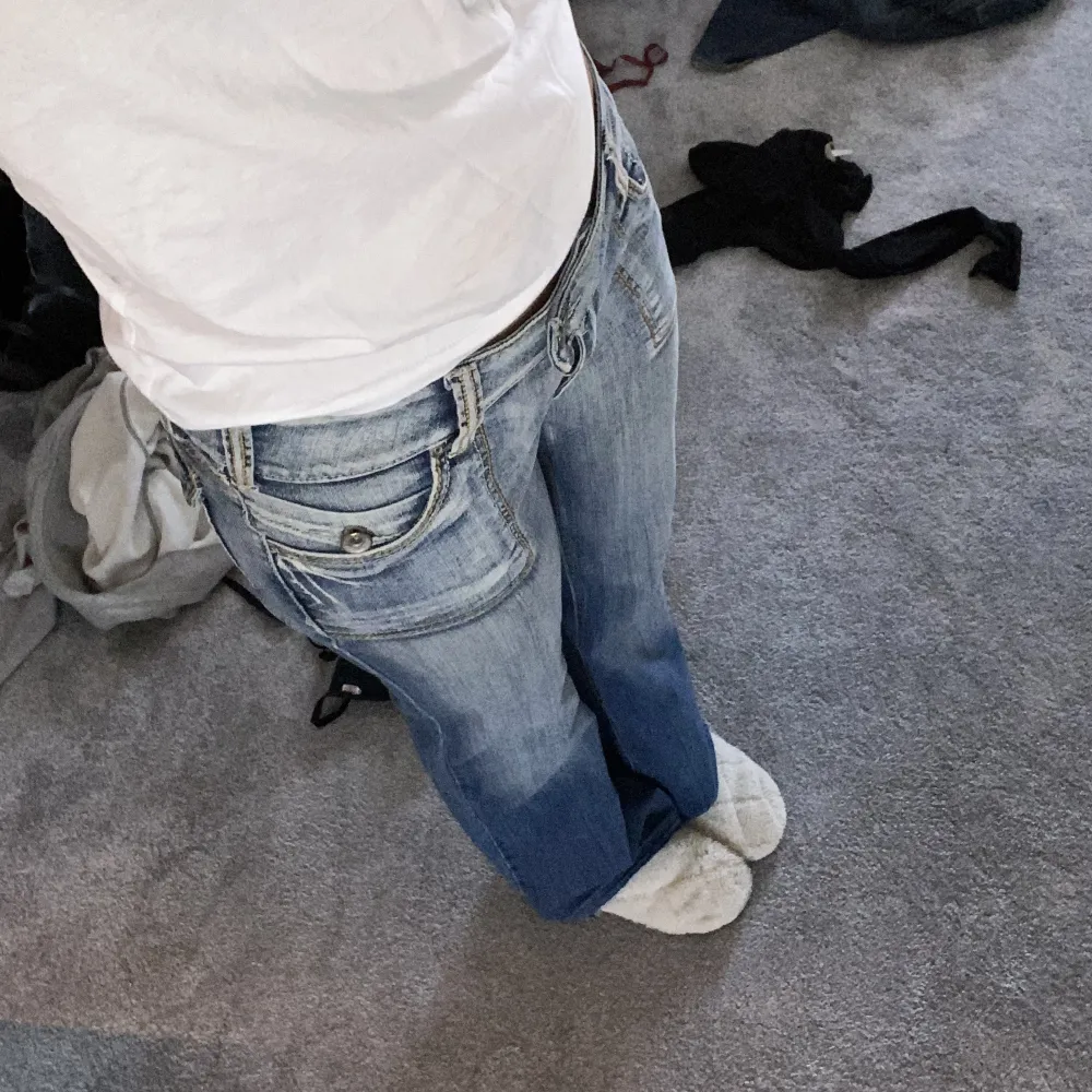 Säljer dom här super fina lågmidjade jeansen💓 Dom har super fina detaljer på bak och fram fickor💓 MÅTT: midja 77cm, innerben 81cm, jag är 168cm💓. Jeans & Byxor.