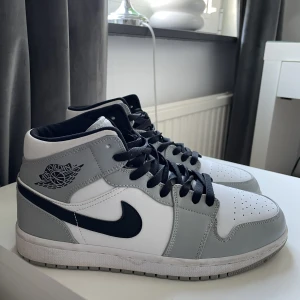 Air Jordans 1 mid light smoke - Köptes januari 2023 för 2700kr från stockX. Knappt använda, i gott skick, luktfria, smått creasade, fräscha och ser nästan helt nya ut. Skorna har endast använts några gånger,