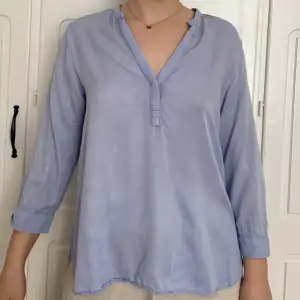 En blå blus/skjorta i fin kvalite. Aldrig använd!🤎