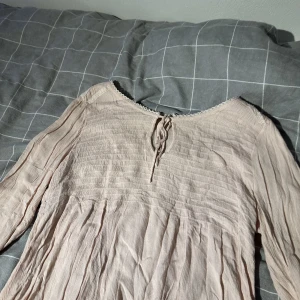 50kr styck - Första bilden: rosa blus fint skick  Andra bilden: svart blus fint skick  Tredje bilden: vit blus fint skick 