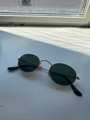 Rayban solglasögon - Sparsamt använda Raybans, nypris 1089 kr. 