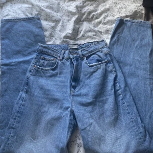 Blåa jeans från ginatricot - Snygga blåa jeans från ginatricot, säljer då dom inte passar längre, nästan helt oanvända 💓