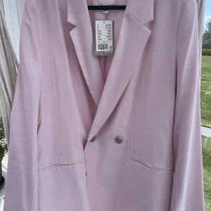 Kavaj - Säljer nu min ljusrosa kavaj som tyvärr inte kommer till användning! Aldrig använd (prislapp kvar)