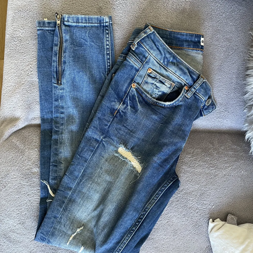 Snygga jeans från Gina tricot med dragkedja nertill på benen som man inte ser på bilderna. Stl 27/30. Endast använda fåtal gånger, nyskick. . Jeans & Byxor.