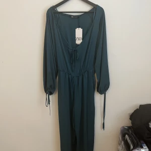 Satin jumpsuit - Mörkblå/mörkgrön Passar M/L