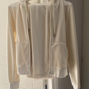 Juicy Cotoure vit  - Säljer en krämvit juicy cotoure. Använd 3-4 gånger. Storlek XS med hela och fina muddar. Hela setet är i nyskick.  Inköpt på Collection of Brands i Sthlm för ca 2300kr