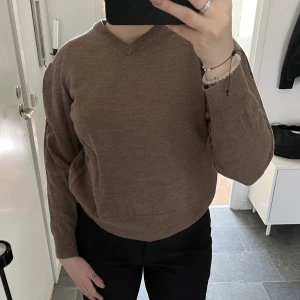 Stickad tröja - Skön stickad tröja i mycket bra skick! 🤎