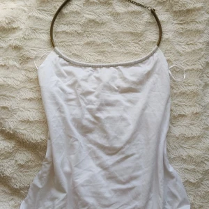 Två linnen - Linnen med kedje runt nacken. Finns en kedja men två linnen man kan ta på. Ett svart och ett vitt. Nästintill oanvända båda två