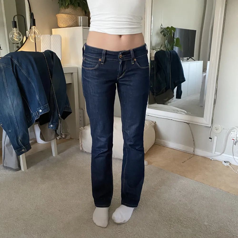 Straight levi’s jeans i en mörkblå färg, Lågmidjade och sitter så snyggt, har ett par liknande därför säljer jag dem💕. Jeans & Byxor.