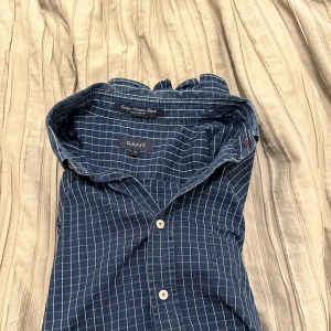 Skjorta marinblå rutig - XL Som ny
