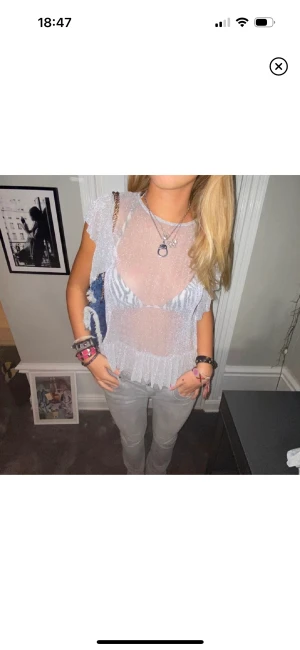 Zara glitter topp med volang🖤❤️‍🔥 - (Första bilden är lånad) Säljer samma topp men i svart!! Så fin topp till fest!❤️‍🔥🖤