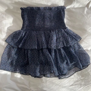 Sommar kjol - Jättefin neo noir kjol. Passar alla storlekar och är använd 1 gång! 