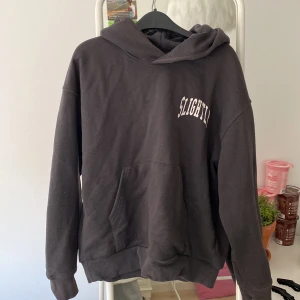 Hoddie  - Skön hoddie från herr avdelningen på Weekday!! Sitter normalt 