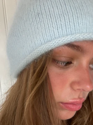 Stickad mössa  - Mössa ifrån märket fall winter spring summer, knappast använd och köpt på 999 danska kronor 