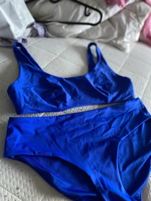 Blå bikini - Ett bikni set från Cubus. Topp storlek 42, underdel storlek 40💙toppen använd fåtal gånger men underdelen helt oanväd. Nypris 200kr men säljer för 65kr