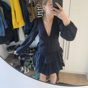 Klänning - Är osäker på om jag vill sälja denna, så skriv till mig om ni är intresserade och vad ni hade kunnat ge för den?❤️