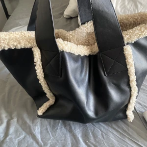 Carin wester väska - jättefin carin wester väska, i princip aldrig använd men saknar en dragkedjad inneväska nypris: 800kr säljs för: 500