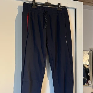 Race marine byxor - nya race marine byxor använd 1 gång och tvättad 1 gång. I storlek L, navy blåa och röda fickor. Nypris ligger på 399kr men säljer mina för 220kr.