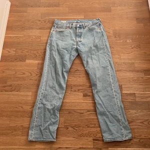 Levis 501 - Fina levis jeans som jag har använt väldigt fåtal gånger. Köpta för nypris alltså 1000 ungefär. Passar perfekt på mig som är 180
