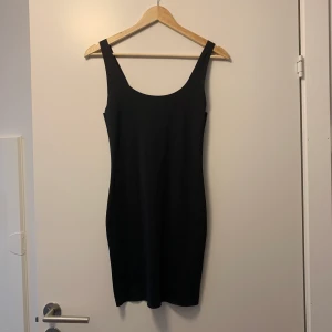 Klänning Zara seamless  - Seamless klänning från zara som är i storlek small. Den är snygg att ha till allt! Skönt material💗💗 