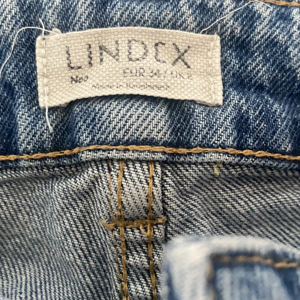 Går mig av med lite kläder💕  modellen nea.   Hålen har jag klippt själv men annars är byxorna som nya🫶🏼 Jag är 160 och xs/34 i storlek. Köparen står för frakt och jag kan även mötas upp. . Jeans & Byxor.