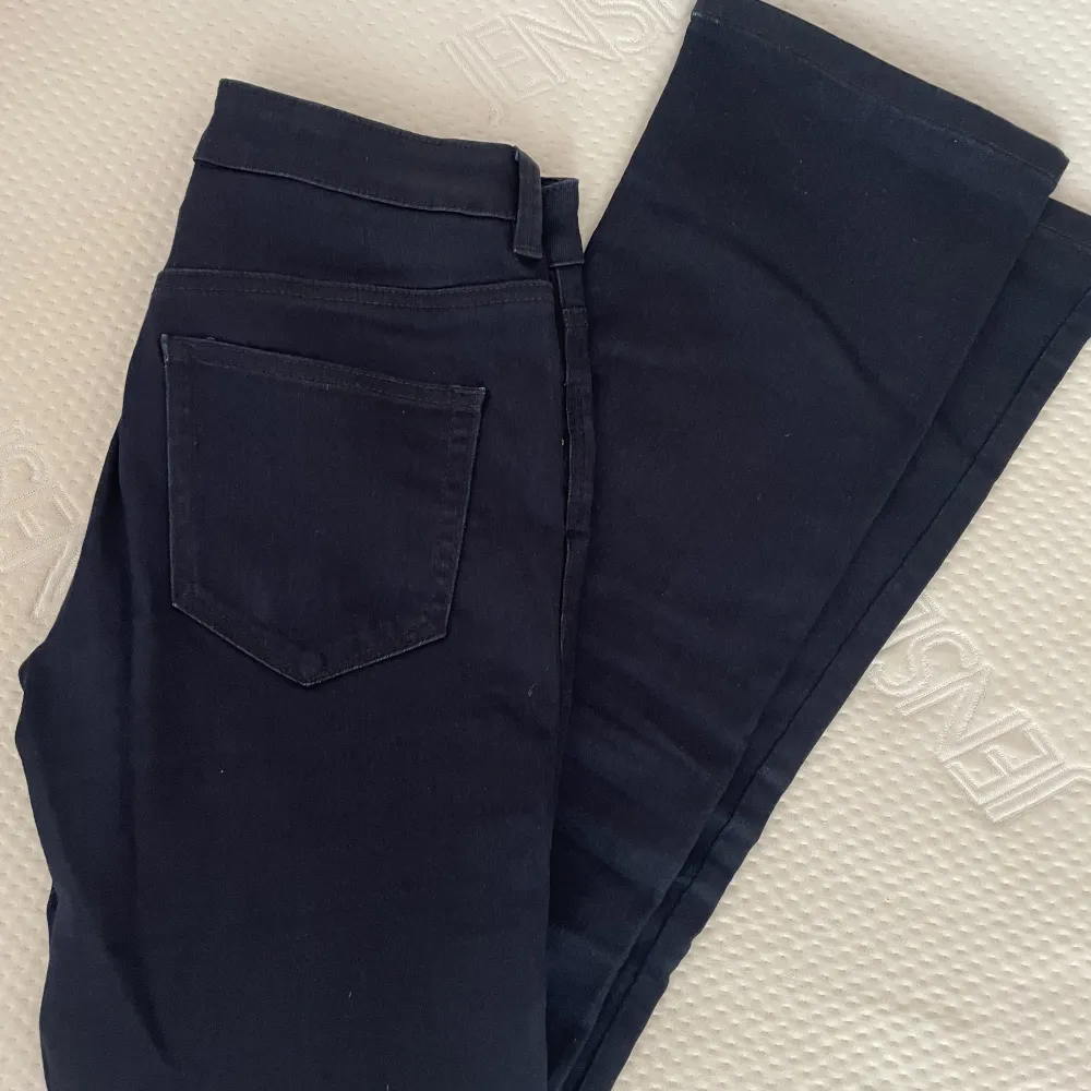 Marinblåa Tom Tailor bootcut jenas i storlek 38. . Jeans & Byxor.