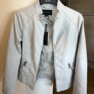 Vintage skinnjacka  - Snygg skinnjacka 😍 (står 38 på etiketten men är som en s/m). Köpt second hand med prislapp kvar. Färgen är grå vit 