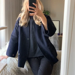 Marinblå kappa - Säljer denna magiska marinblå korta kappan från zara. Ursprungligen var det en längre kappa som jag har klippt av, men kanten ser fin ut, kan skicka bild närmare på det. Därav är även fickorna avklippta och går inte att använda. Bra skick! 