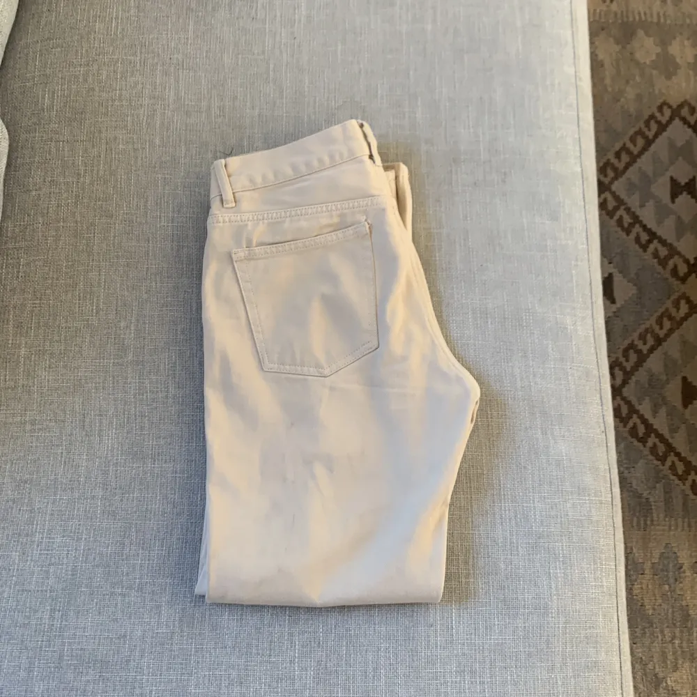 Snygga beiga jeans från Sweet sktbs. Köpte de för några år sedan och har sedan dess växt ur dem. De är i relativt bra skick men några små slitningar, ens fickan är reparerad från insidan.. Jeans & Byxor.