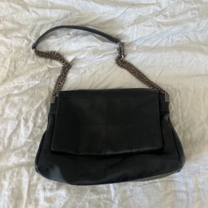 Zara väska  - Säljer nu min zara väska (helt slutsåld). Sjukt fin och praktisk som passar till alla tillfällen🧡🧡🧡