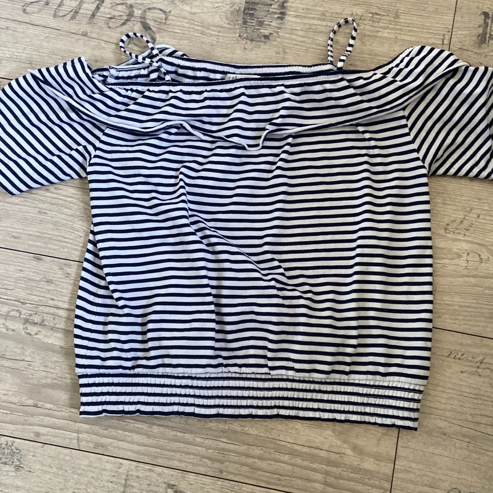 Säljer denna tröja då den blivit för liten!❤️jätte fin bra skick inga fläckar och den är inte trasig någonstans! Köpt från H&M❤️. T-shirts.