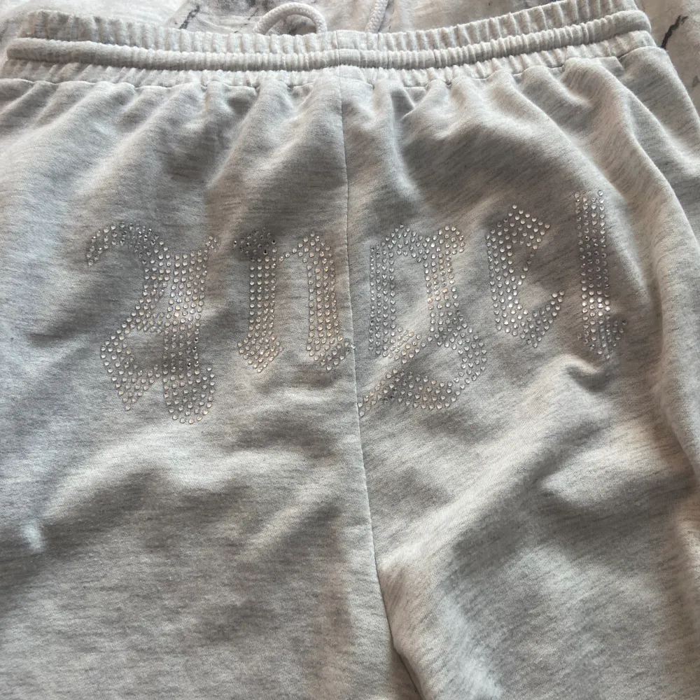  ett par mjukis byxor som är ljusgrå, det står angel på byxorna, kostar 30kr+25kr frakt . Jeans & Byxor.