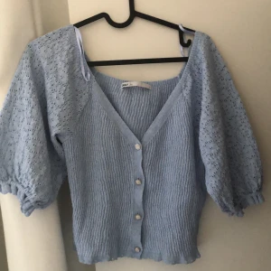 Ljusblå sommartopp! - Superfin topp från Only! Knappt använd och sprillans ny. Säljer pga flytt och måste rensa garderoben nu när jag ska börja uni 🦋SÅ fin till skolavslutning! Köpte för 399kr