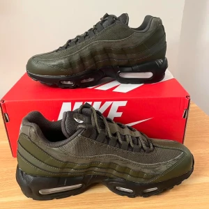 Air Max 95 - Air Max 95 ”Olive reflective”, skick 10/10, Kom dm för fler frågor❤️