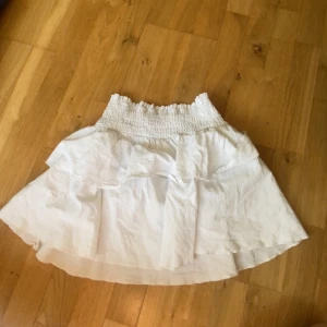 Vit kjol till sommaren  - Vit kjol i storlek s, skriv om ni är intresserade 🫶🏼