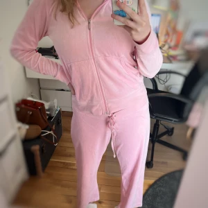 Ljusrosa Juicy Couture set  - Ljusrosa Juicy couture set som köptes här på Plick. Storleken på koftan och byxorna skulle jag nog säga är S/M åt det lösare hållet. Byxorna är lågmidjade och jag är 161cm. Vid fler frågor kontakta mig. Pris inkl 📦.