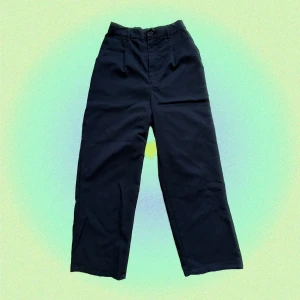 Svarta kostymbyxor XS - Svarta kostymbyxor från H&M. De är uppsydda för att passa mig som är 157 cm lång. Säljer då de blivit för små för mig i midjan. Inget annat fel på dem. 