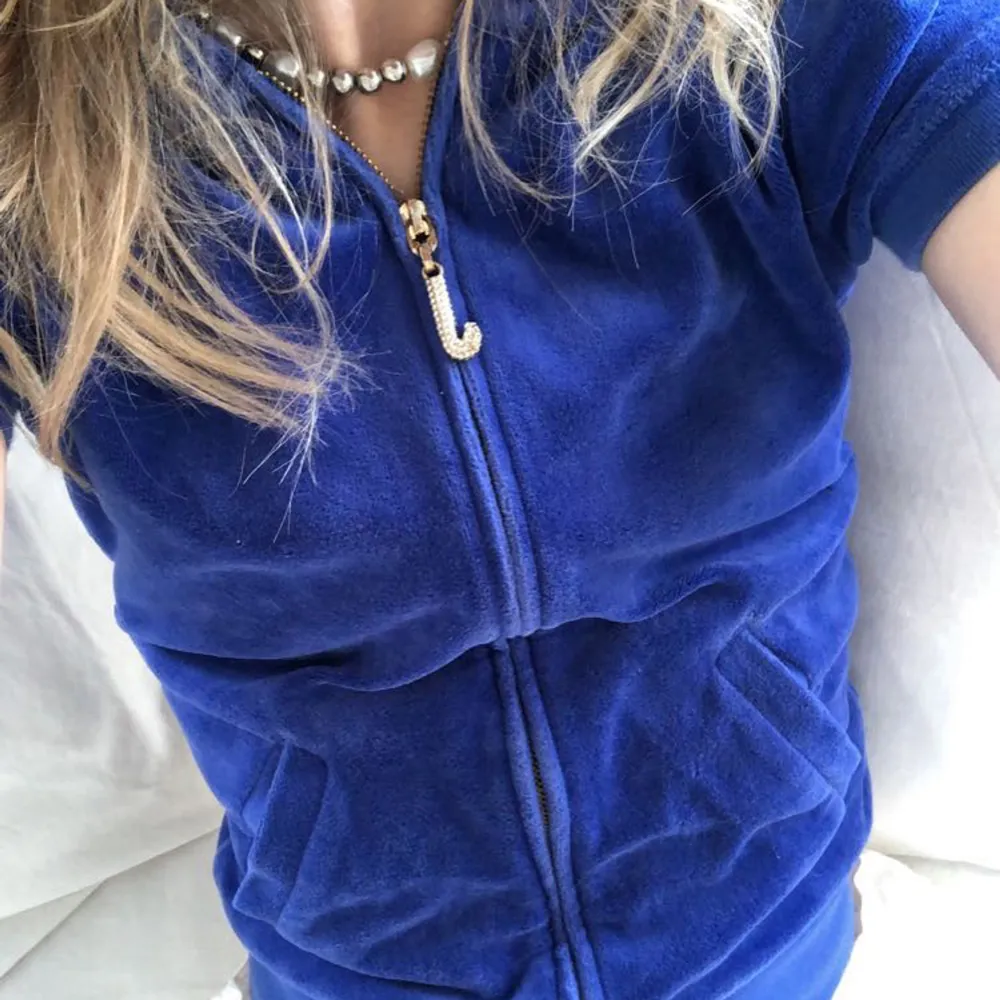 Vintage juicy couture kortärmad hoodie i royal blue färg💙 Har använt en gång och den är i bra skick. Storlek XS. Köparen står för frakt <3  (Den finns kvar). Hoodies.