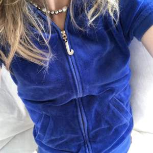 Vintage juicy couture kortärmad hoodie i royal blue färg💙 Har använt en gång och den är i bra skick. Storlek XS. Köparen står för frakt <3  (Den finns kvar)