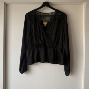 Blus med spets - Svart blus med spets💗