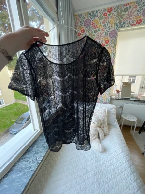Ihålig spets t-shirt - Jättefin inga defekter men använder för lite tyvärr💕💕