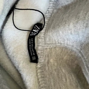 Zara hoodie - Säljer denna trendiga hoodien från zara, den är använd 2 ggr Storlek S men skulle säga XS få den är ganska kort💖 Köparen står för frakten!