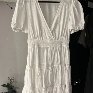 Zara klänning - Supersöt klänning från zara💕Endast använd en gång💕Hör av er vid funderingar eller om ni har andra prisförslag🫶🏼