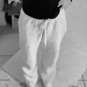 Linnebyxor  - Säljer mina lågmidjade linnebyxor, köpa förra året i maj. Har inte använt dem mycket alls sen dess så dem har inga täcken på användning 💕Skulle säga att dem passar från Xs-M. Är ca 163 cm 🥰(Första bilden är min, inte lånad)