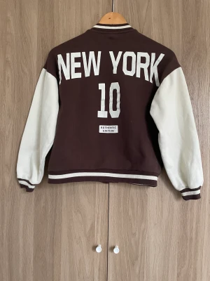 Baseball jacks H&M - Size 11-12 CM 152 Den är så skön och inte alls på något sätt obehaglig.Den är nästan oanvänd🌱🌸💗 