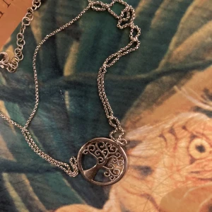 Halsband - Säljer det här ’tree of life’ halsband som aldrig kommer till användning:)