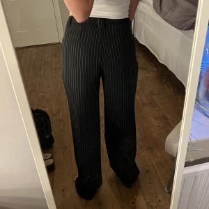 Kostymbyxor - Säljer dessa kostymbyxor från NA-KD med perfekt passform!! De är knappt använda och det finns även en väst till som jag även säljer (se annan annons) 