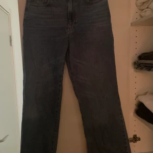 Stradivarius - long straight fit jeans - Säljer denna sköna Stradivarius straight leg jeans i storlek 40 eftersom det är för liten och tajt på mig. Har haft den i 1 år men är för small i midjan på mig nu. Passar för personer med storlekar 38 också.