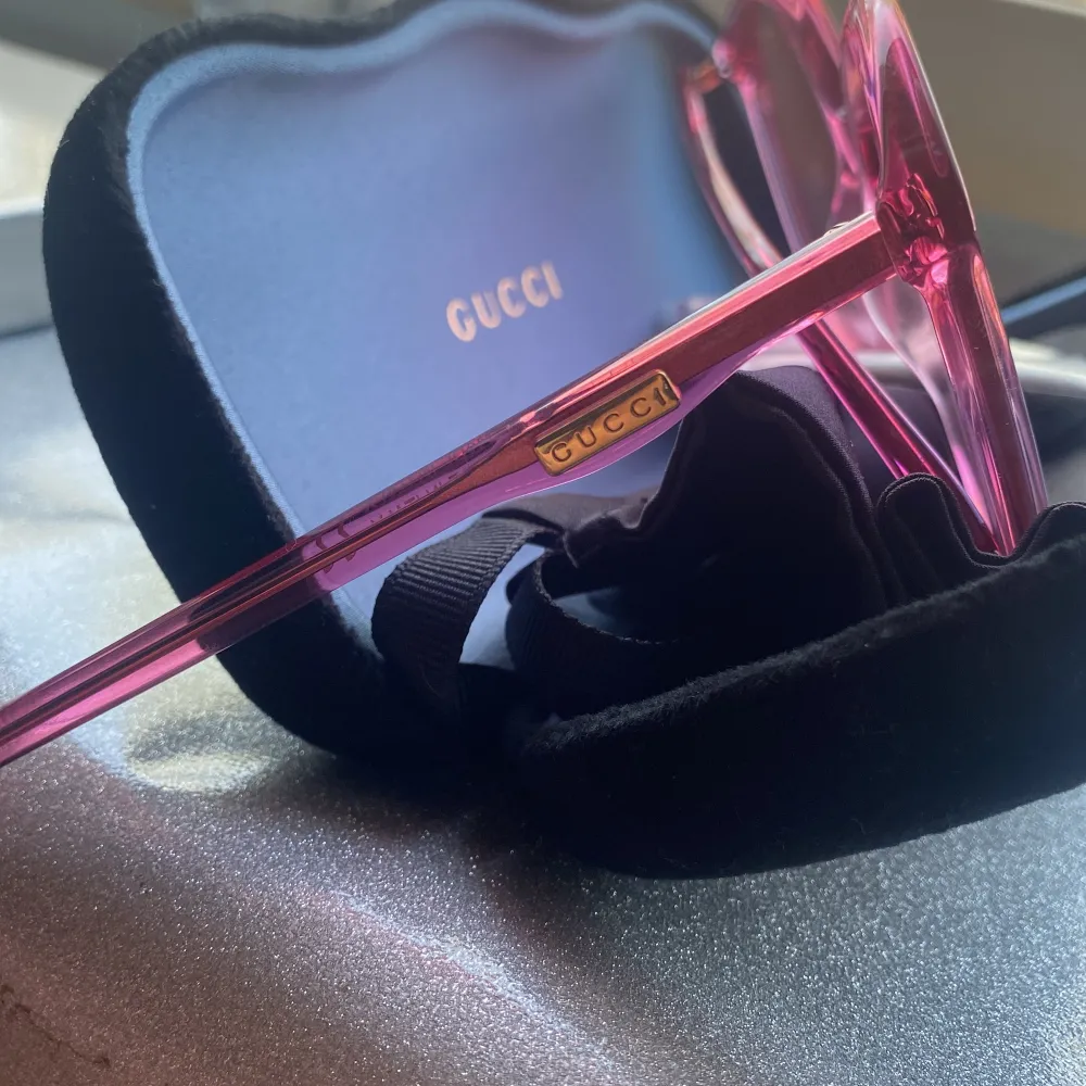 Äkta Gucci solglasögon, använda Max 2 gånger, inga repor. Inköpta 2021. Accessoarer.