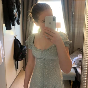 Klänning  - Säljer dena ljus gröna klänning ifrån Nelly, använd 1 gång, skriv för mer bilder eller om ni har andra frågor.